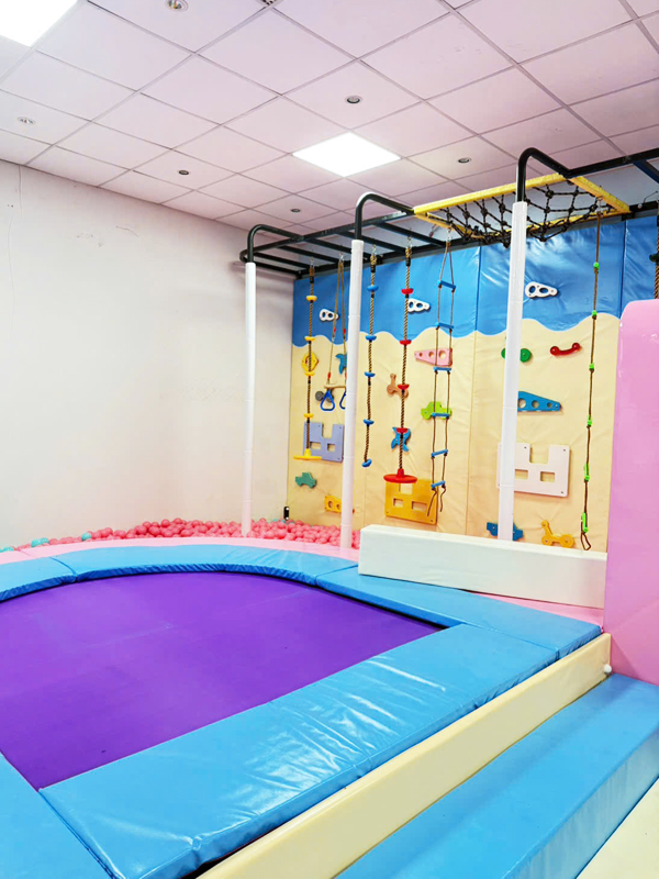 Tường leo núi và sàn nhún được đặt kết hợp trong nhà banh