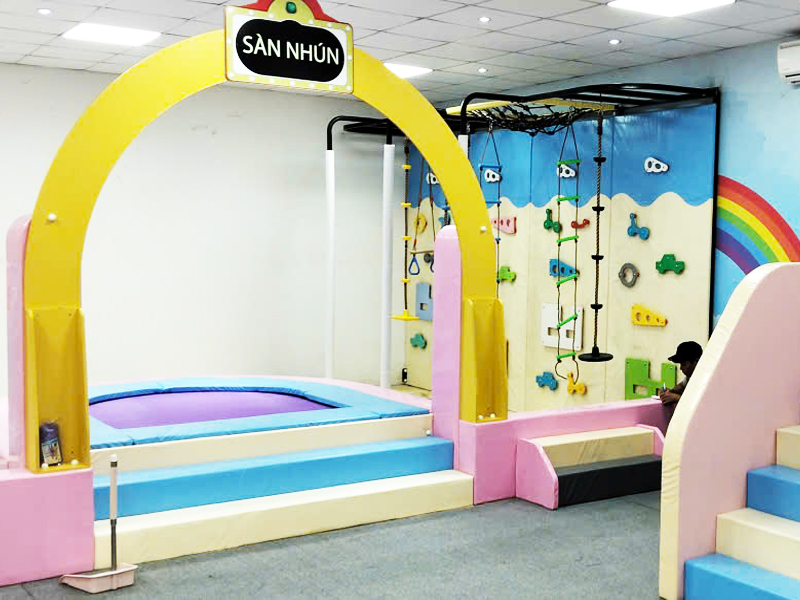 Tường leo núi và sàn nhún được đặt kết hợp trong nhà banh